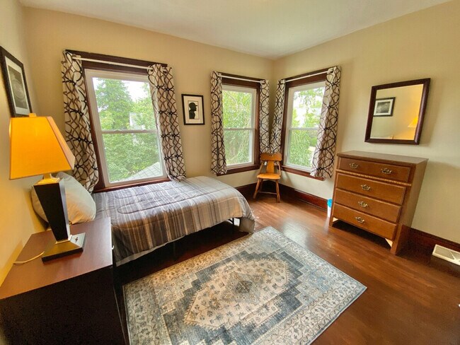 Building Photo - 1520 Maple Rd