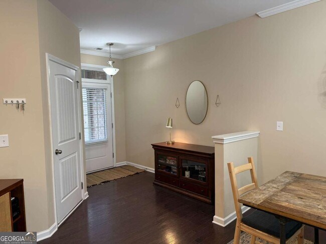 Building Photo - 1055 Hampton Oaks Dr