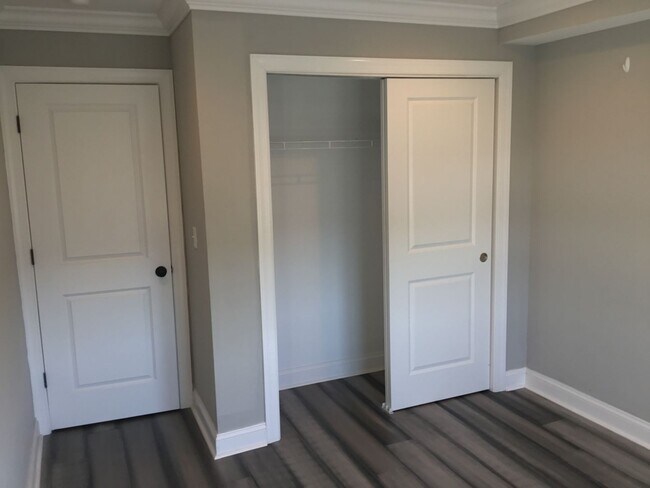 Building Photo - Spacious 2 Bed & 2 Bath Now Available in E...