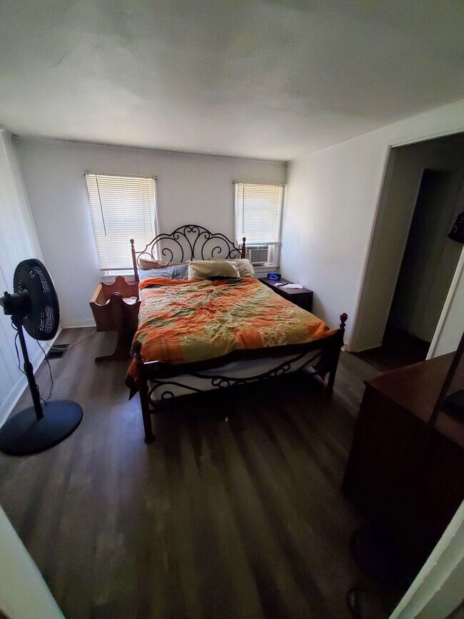 Building Photo - Rare pet-friendly downtown rental with off street parking and fenced yard!