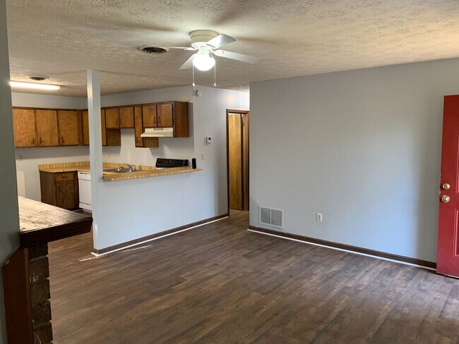 Building Photo - 2 Bedroom Duplex on Eastside!!