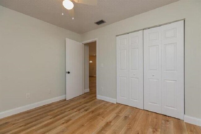 Building Photo - 901 Mariana Pl