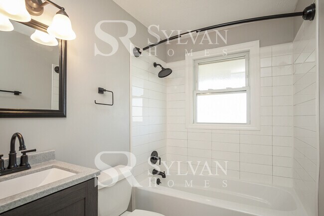 Building Photo - This home exudes a cheerful and welcoming ...