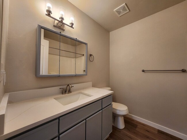 Building Photo - 1421 Anita St