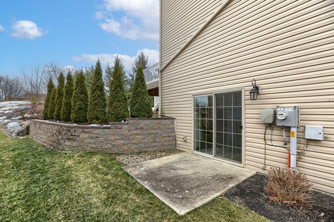 Building Photo - 4 bedroom townhome