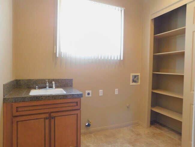 Building Photo - BIG, BEAUTIFUL 3  BED+LARGE BONUS ROOM  2.5 BATH HIGH UP IN DHS