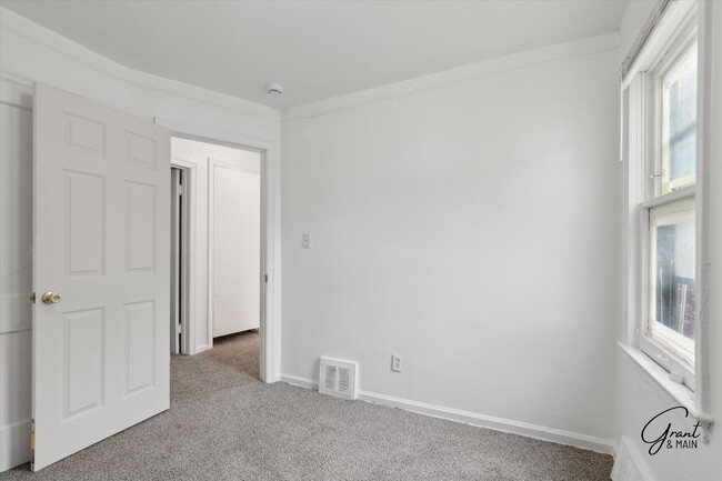 Building Photo - $1,200 - Bungalow