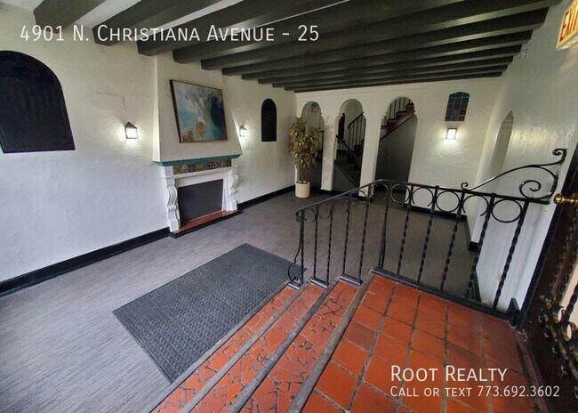 Building Photo - East Albany Park - Updated Top-Floor Studi...