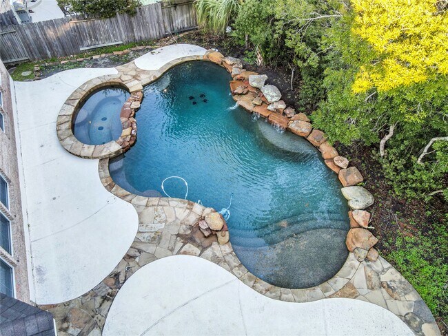 Building Photo - 10 E Artist Grove Cir