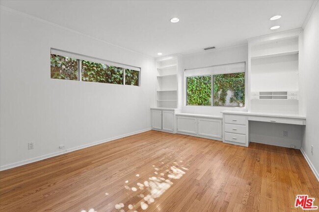 Building Photo - 4031 Hollyline Ave