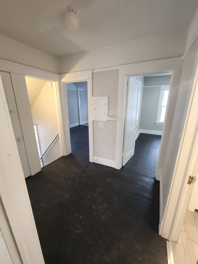 Building Photo - Charming 4-Bedroom Property in Prime Location