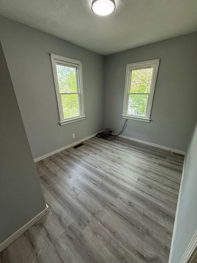 Building Photo - 2 Bedroom 1 Bathroom House