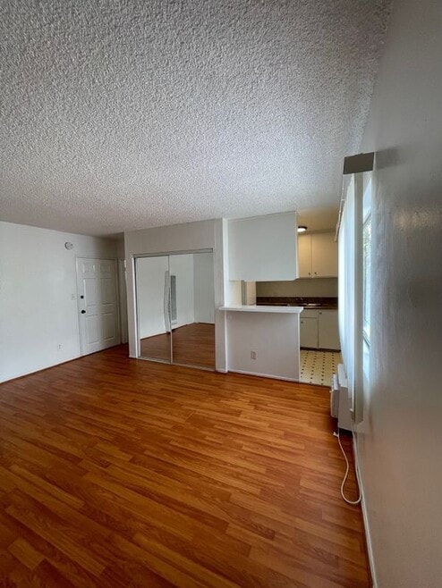 Building Photo - 1260 Beachwood Dr