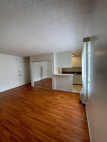 Building Photo - 1260 Beachwood Dr