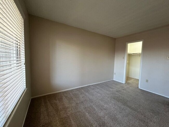 Building Photo - Upstairs Charming 1 bedroom with Large Pat...