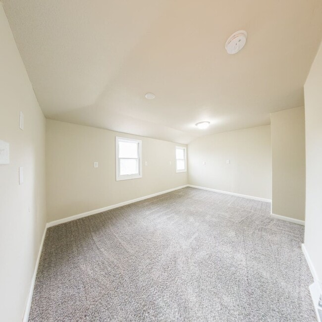 Building Photo - Updated 3 Bedroom 2.5 Bathrooms