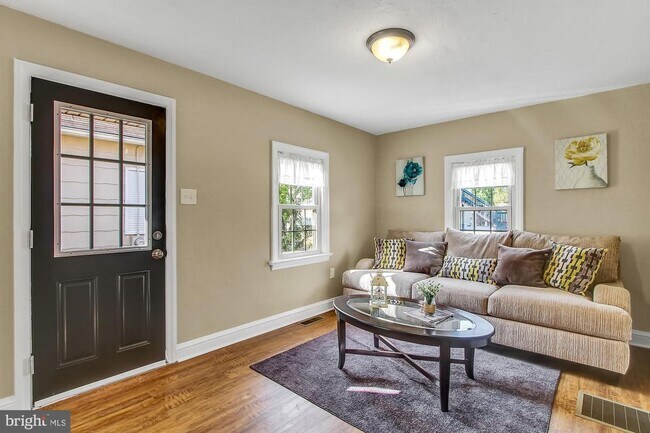 Building Photo - Coming Soon -  Charming 2 Bedroom, 1 Bath ...