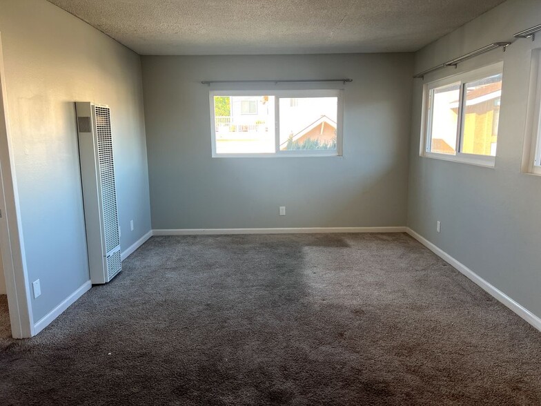 Building Photo - 2000 Carnegie Ln