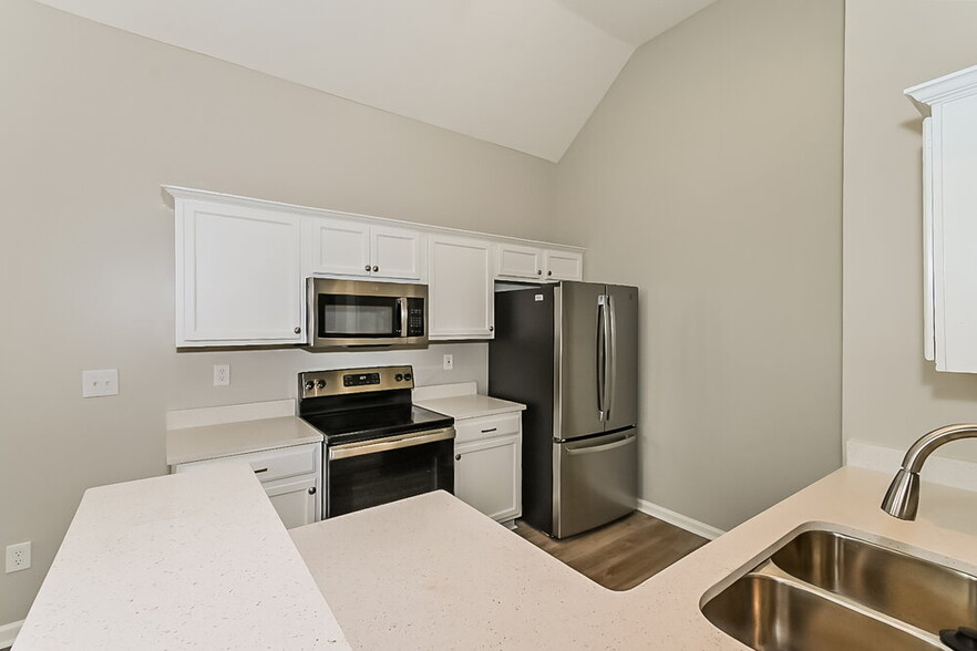 Building Photo - 7077 Queens Crown Ct