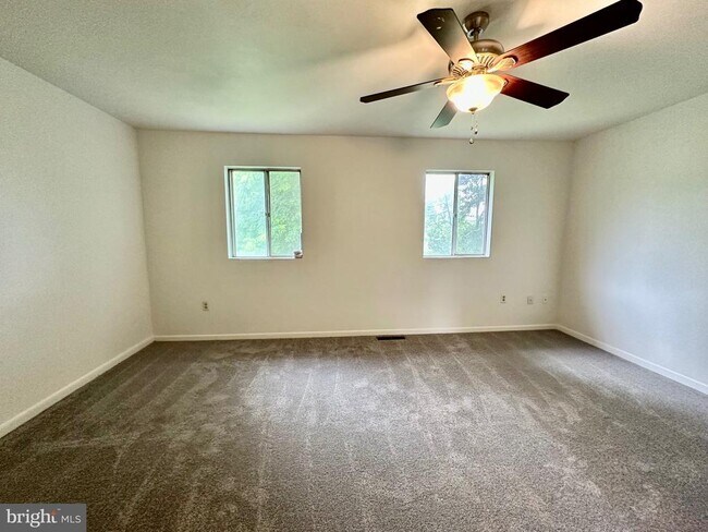 Building Photo - 302 Hills Dr