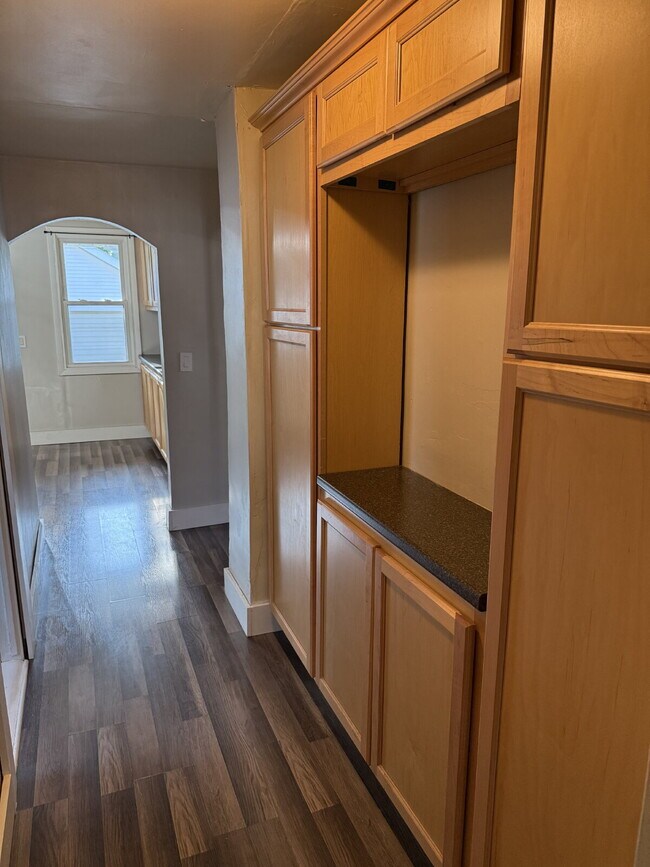 Building Photo - Charming 4 Bedroom Home with 2 Full Baths in Grand Rapids