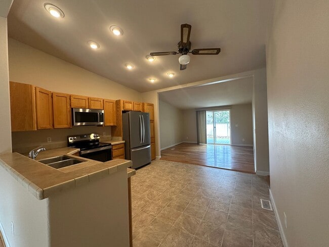 Building Photo - 3 Bedroom / 2 Bathroom Home in The Gated T...
