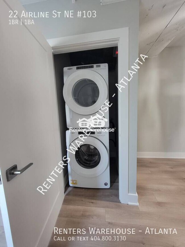 Building Photo - Location! Location! 2 Story 1 Bedroom step...