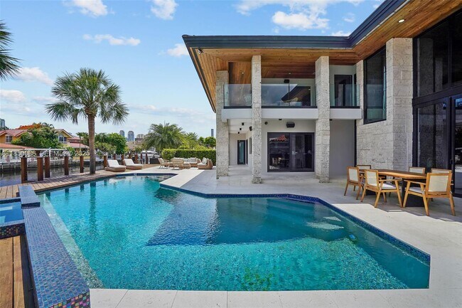 Building Photo - 3343 NE 166th St