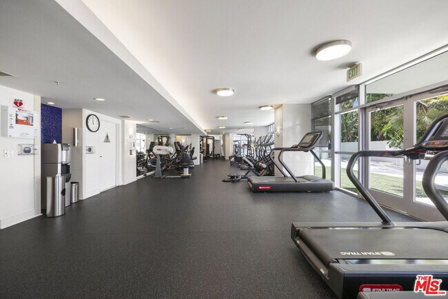 Building Photo - 13700 Marina Pointe Dr