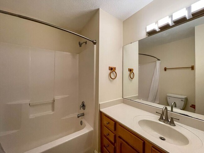 Building Photo - 101 Telfare Ln