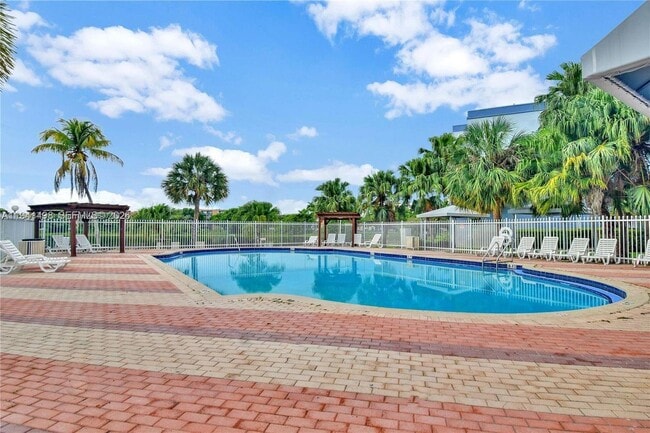 Building Photo - 9371 Fontainebleau Blvd