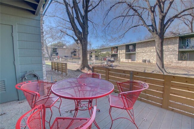 Building Photo - 1304 Mariposa Dr