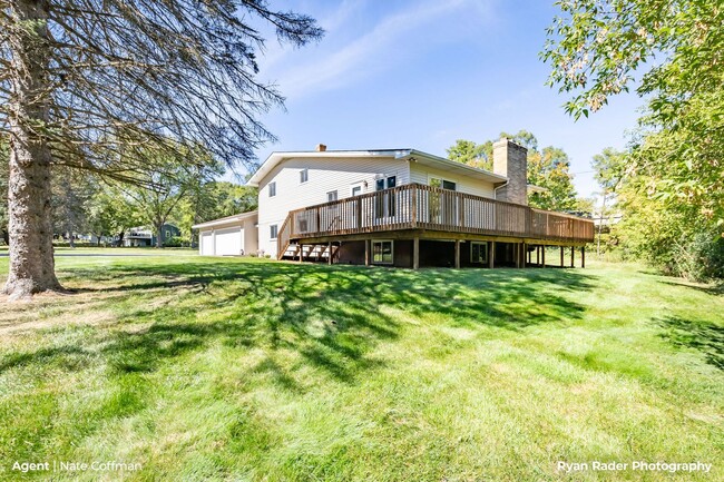 Building Photo - Downtown Rockford Single Family Home on Wh...