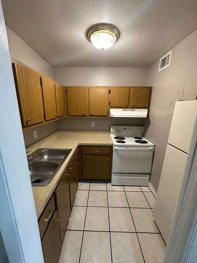 Building Photo - Green Tee - # 206