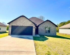 Building Photo - 3/2 off Richardson Dr. South side of Jonesboro