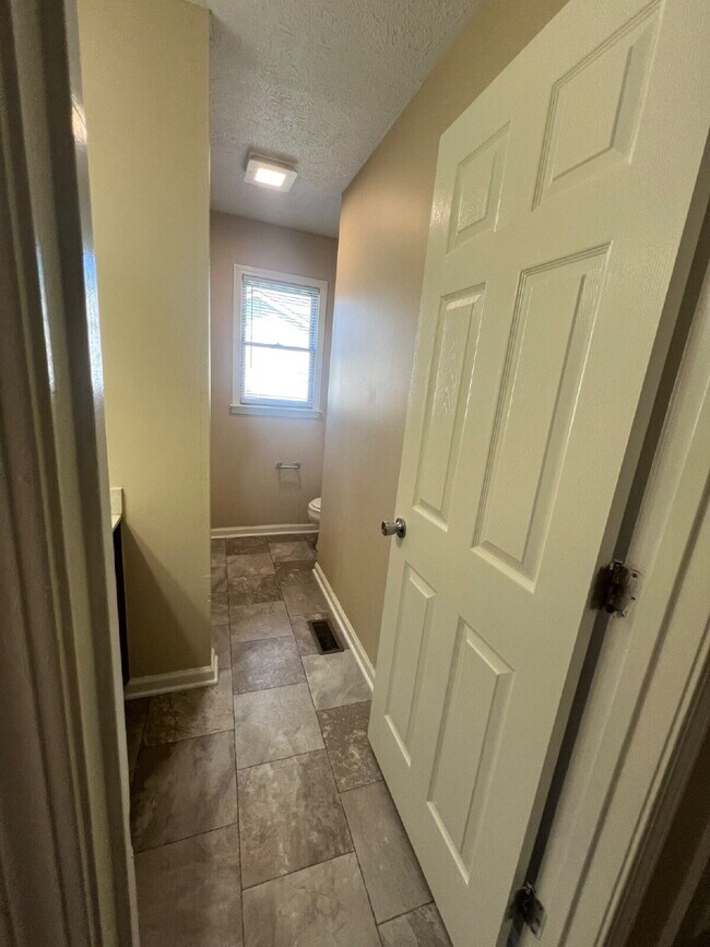 Building Photo - 3413 Clearwater Dr