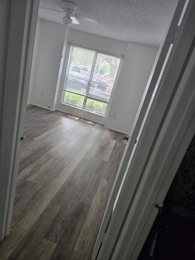 Building Photo - 10028 Strafford Oak Ct