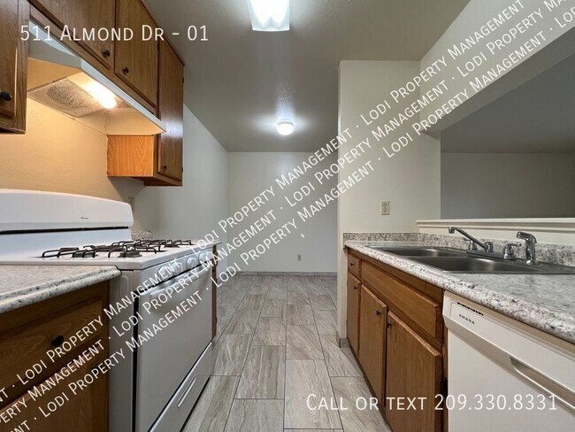 Building Photo - 511 Almond Dr