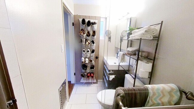 Building Photo - WALK TO SDSU! 5 bed 2 bath House w/ A/C
