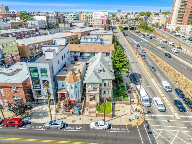 Building Photo - 3311 Pleasant Ave