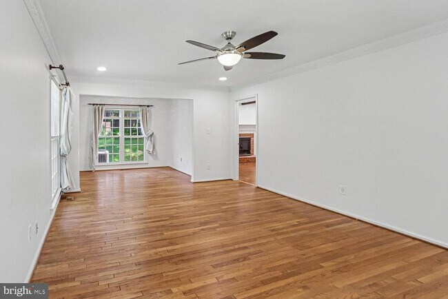 Building Photo - 903 Ridge Dr