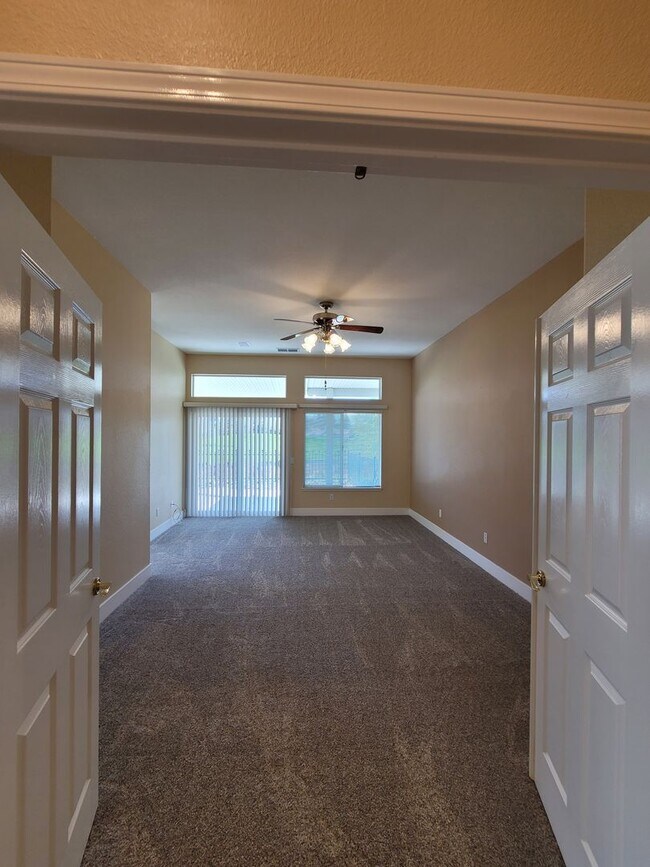 Building Photo - Stunning 2-Bed, 2.5-Bath Entertainer's Gem in Gated Summerset I