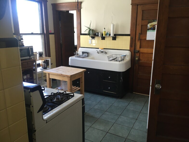 kitchen - 266 Willow St