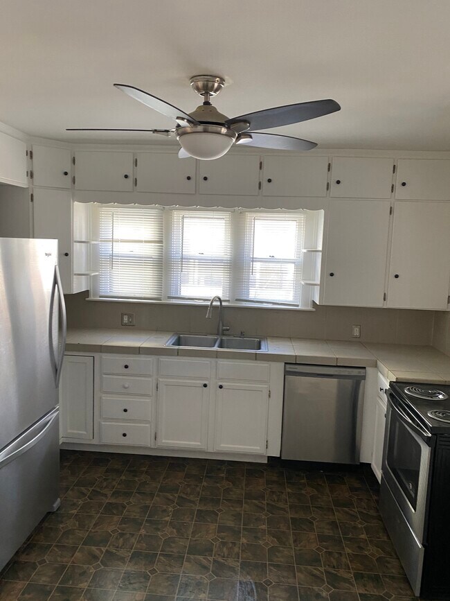 Building Photo - 74 E Iroquois Rd