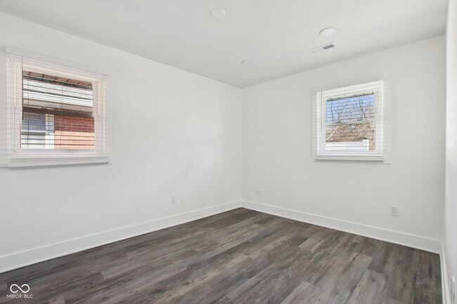 Building Photo - 21 N Devon Ave