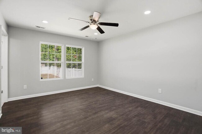 Building Photo - 283 Shorewood Dr