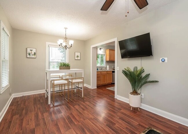 Building Photo - Dogtown House w/Fenced Yard Bordering the Park!