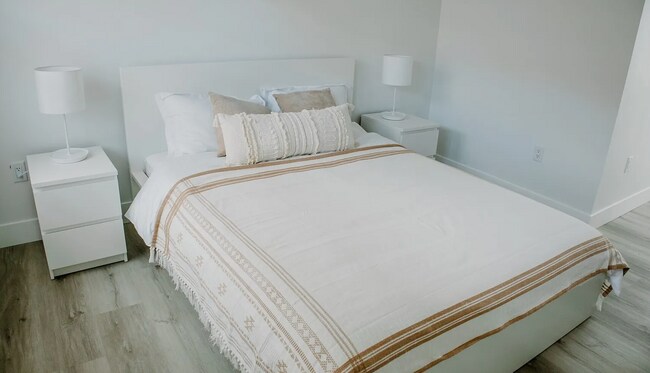 Building Photo - Fully Furnished Studio Apartment!