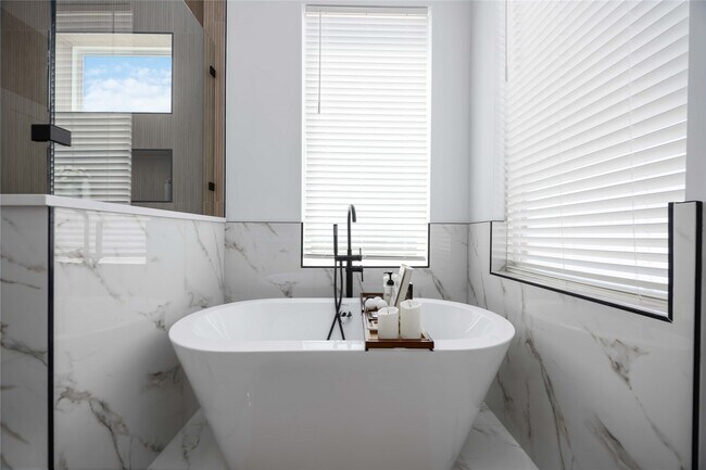 Building Photo - 3028 Lamar St