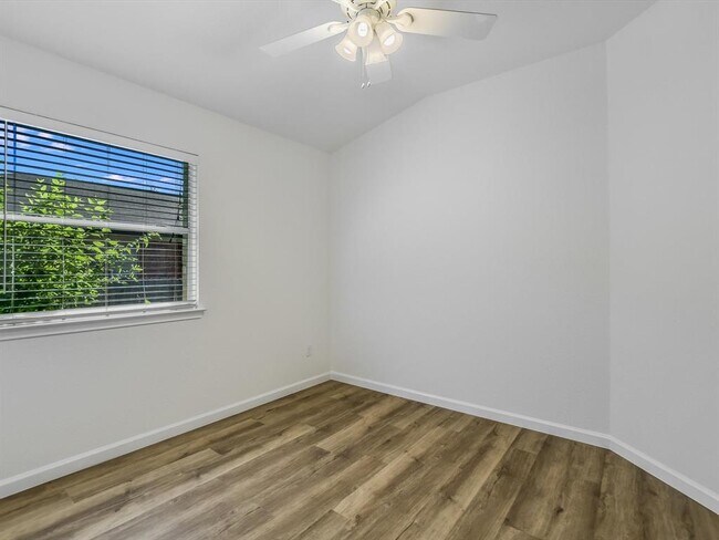 Building Photo - 1102 Brashear Ln